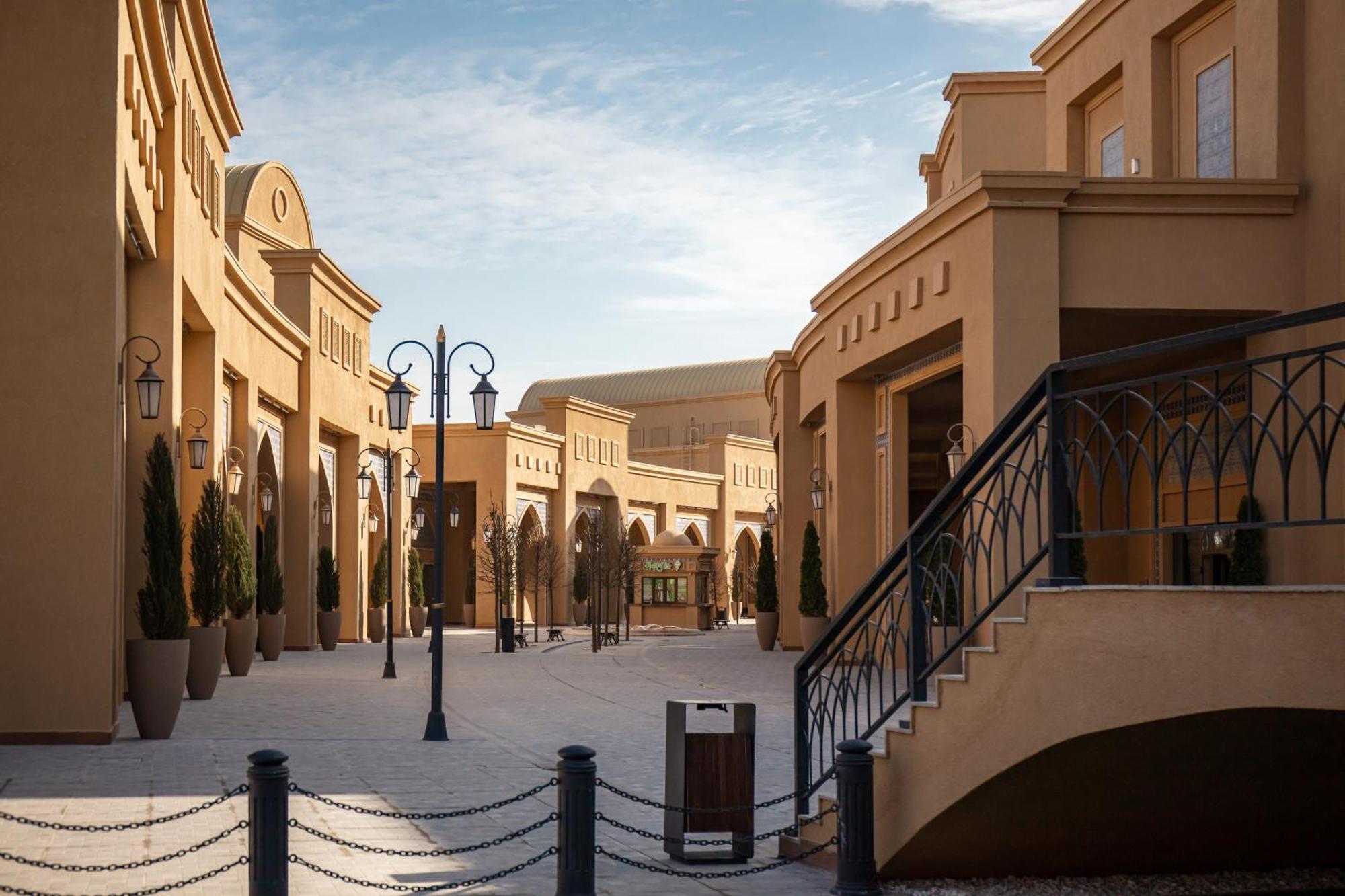 Karavansaray Turkistan Harbour Hotel -Flying Theatre Access 外观 照片 The Village Outlet Mall