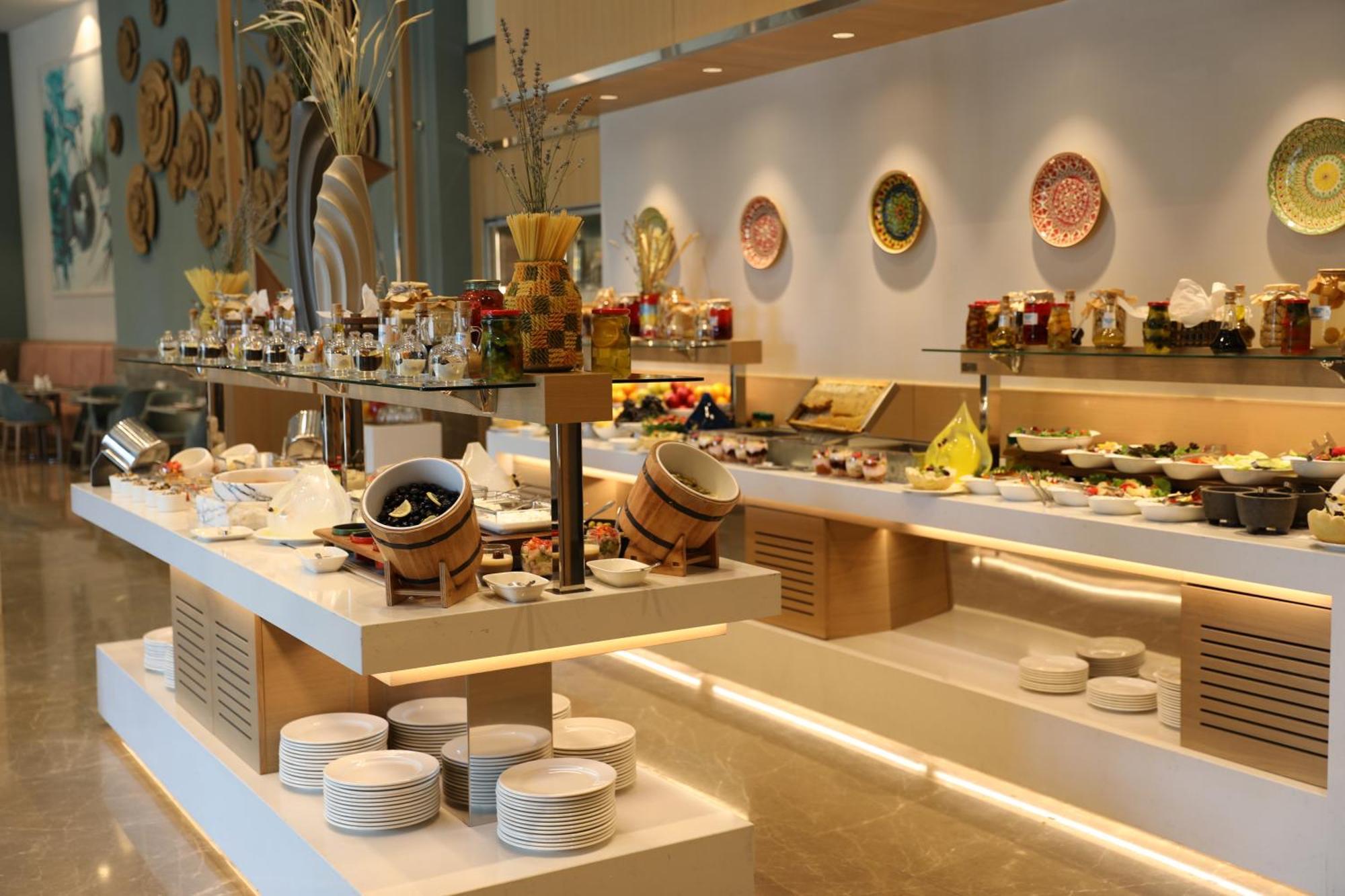 Karavansaray Turkistan Harbour Hotel -Flying Theatre Access 外观 照片 A buffet at a hotel